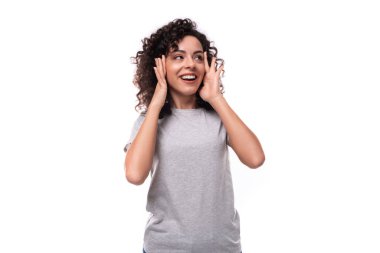 Beyaz arka planda kıvırcık saçlı, esmer, otantik Avrupalı genç bir kadının portresi..