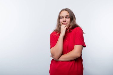 Genç kız şaşırmış ve suratını buruşturmuş..