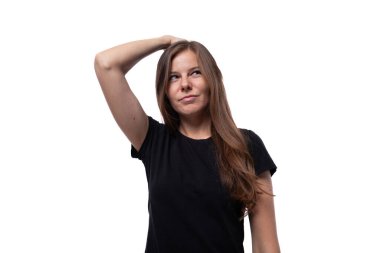 Sıradan kıyafetler giymiş zayıf, sevimli bir kadının yakın plan portresi..