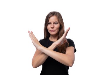 Önünde çapraz kollu güzel bir kadının yakın portresi..