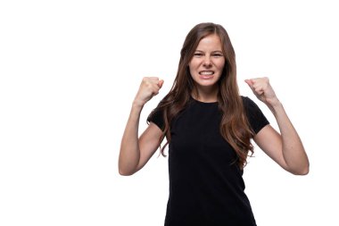 Genç sinirli kadın olumsuz duygular hissediyor..