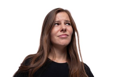 Siyah tişört giymiş genç bir kadın ilginç haberler veriyor ve ellerini yan tarafa gösteriyor..