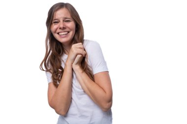 Avrupalı görünümlü genç bir kadın açık dişlerle gülüyor..