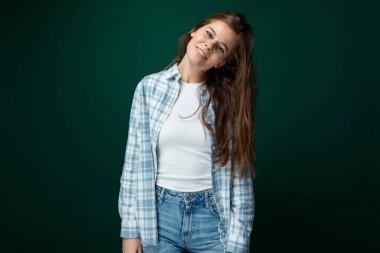 Kahverengi gözlü, uzun ve sağlıklı saçlı, boyasız, hoş bir genç kadın..