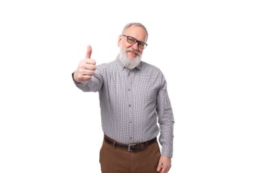 Beyaz arka planda gömlek ve pantolon giymiş, gözlüklü, gri sakallı ve bıyıklı başarılı büyükbaba..