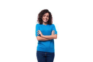 Mavi ceketli kıvırcık kadın kendinden emin hissediyor..