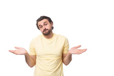 Siyah sakallı ve bıyıklı, tişört giymiş genç ve ilham verici bir adam..