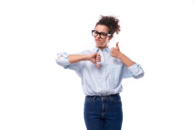 Mavi gömlekli başarılı esmer, kıvırcık iş kadını elleriyle el kol hareketi yapıyor..