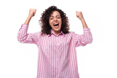 Çizgili pembe gömlek giyen başarılı bir ofis sekreteri portresi..