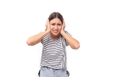 30 yaşında güzel esmer model bir kadın. Uzun düz saçlı. Gürültüden elleriyle kulaklarını kapatmış..