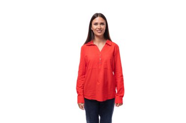 Genç, başarılı, esmer, uzun saçlı, kırmızı bluz giyen ve beyaz arka planda fotokopi alanı olan bir kadın..