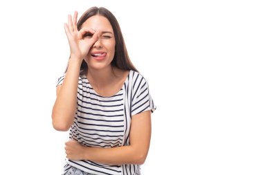 Genç, gülümseyen Avrupalı bir kadının portresi. Uzun siyah saçlı, çizgili tişört giymiş ve beyaz arka planda fotokopi alanı olan..