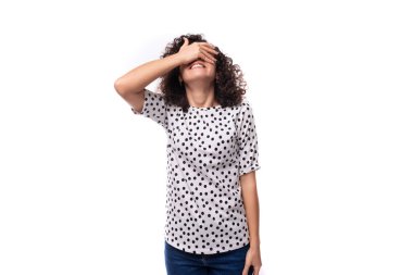 Yazlık bluz giymiş çekici, esmer, kıvırcık bir kadının portresi..