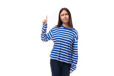 Sıradan şehir tarzı. Şık, pamuklu bir kazak giymiş esmer kadın..