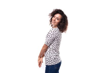 İnce kıvırcık bir esmerin portresi. Beyaz bir arka planda bluz giyip fotokopi alanı olan bir esmer..