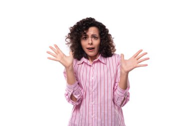 Pembe gömlekli, siyah dalgalı saçlı beyaz bir kadın şaşırdı..