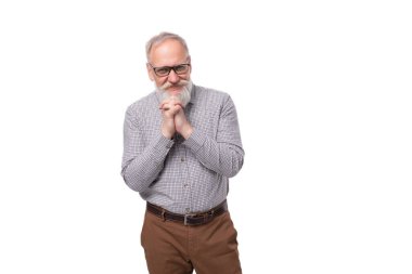 Beyaz sakallı ve bıyıklı, beyaz arka planda gömlek ve pantolon giymiş, kopyalama alanı olan duygusal büyükbaba..