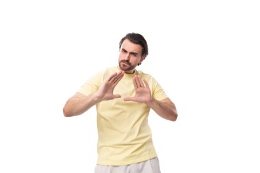 Sakallı ve bıyıklı genç Avrupalı adam beyin fırtınası yapıyor..