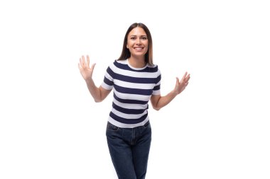 İnce, esmer, beyaz bir kadının portresi. Hafif makyajlı, çizgili tişört ve kot pantolon giymiş..