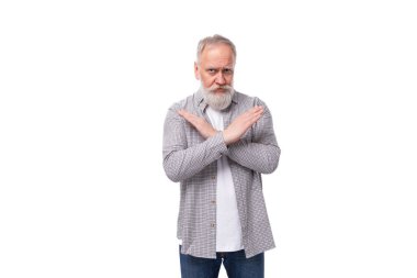 Sakallı ve büyük gri bıyıklı yakışıklı bir emeklinin önünde kollarını kavuşturdu..