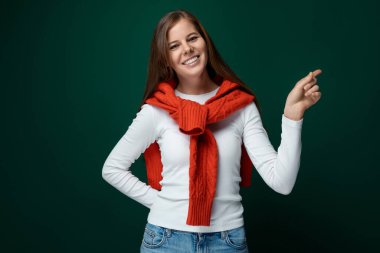 Avrupalı genç bir kadın el ile reklam ve iş kavramını işaret ediyor.