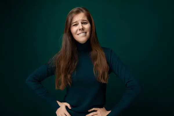 Kaukasisk Ung Kvinne Iført Grønn Turtleneck Mørk Bakgrunn Med Kopieringsplass – stockfoto