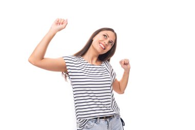 Çizgili tişörtlü, beyaz arka planda fotokopi çeken neşeli, enerjik beyaz esmer kadın..