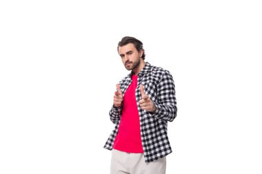 Genç, vahşi, sakallı, tişörtlü esmer adam aktif olarak arka planda fotokopi alanı olan beyaz bir el kol hareketi yapıyor..