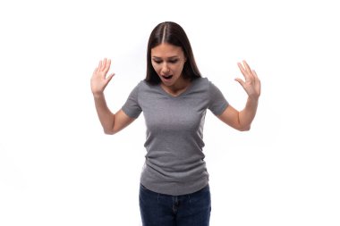 Gri tişörtlü, beyaz arka planda, fotokopi alanı olan esmer kadın..