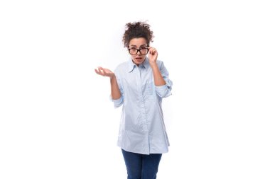 Şirketin başarılı esmer, kıvırcık saçlı genç çalışanı açık mavi gömlekli ve beyaz arka planda fotokopi alanı olan bir kadın..