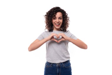 İyi bakımlı, beyaz, genç esmer kadın kıvırcık saç şekillendirme metodu..