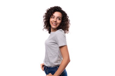 İyi bakımlı, beyaz, genç esmer kadın kıvırcık saç şekillendirme metodu..