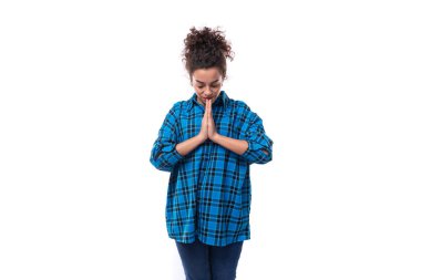 Mavi gömlekli genç lider kadın ellerini birbirine kenetledi. insanlar yaşam tarzı konsepti.