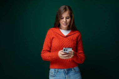 Kahverengi düz saçlı, akıllı telefondan sohbet eden hoş beyaz bir kadın..