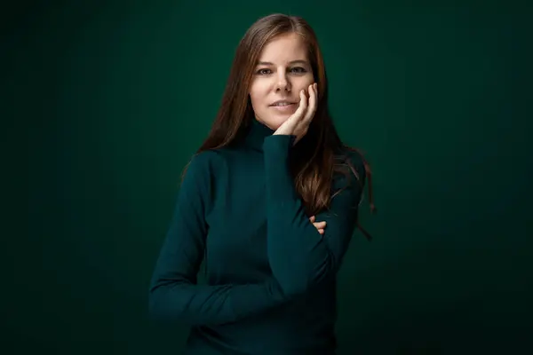 Søt Ung Kvinne Med Brunt Hår Iført Grønn Turtleneck – stockfoto