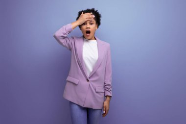 Ceketli kıvırcık saçlı esmer kadın bir şey hatırladı ve endişelendi..