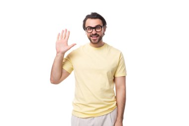 Siyah saçlı ve sakallı beyaz bir adam sarılarak selamlıyor..