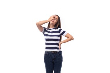 Sırıtan ince, esmer, düz saçlı, çizgili tişört giymiş bir kadın..