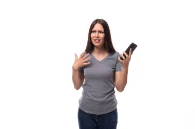 Gri tişörtlü genç, ince esmer tanıtımcı kadın beyaz arka planda fotokopi alanı olan bir akıllı telefon kullanıyor..