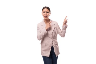 Bej ceketli, şık esmer kadın ve kot pantolon haberleri sunuyor..