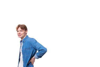 Beyaz bir arka planı ve fotokopi alanı olan kot gömlekli beyaz saçlı beyaz saçlı bir adam. panoramik fotoğraf.