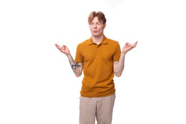 Beyaz arka planda turuncu tişört giyen kızıl saçlı adam şaşırdı..