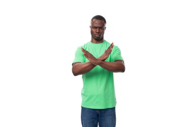 Genç Afrikalı adam anlaşmazlık içinde kollarını onun önünde kavuşturdu..