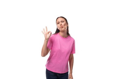 Pembe tişört giymiş, siyah saçlı, güzel görünümlü genç bir teşvikçi beyaz arka planda fotokopi çektiriyor. reklam kavramı.