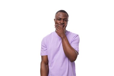 Beyaz arka planda, üzerinde fotokopi alanı olan pamuk tişört giymiş genç bir Amerikalı şaşırdı..