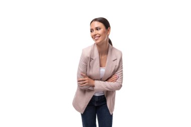 Atkuyruklu, ceketli, beyaz arka planda gülen genç, beyaz saçlı bir kadın..