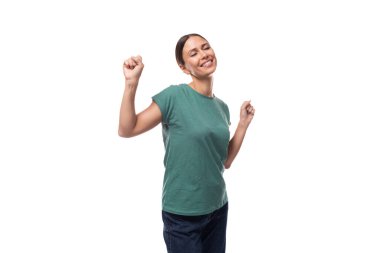 Yeşil tişört giymiş sevimli, cana yakın, narin, esmer kadın dikkat çekiyor..