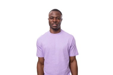 Pamuk tişört giymiş, tekstil baskısı modeli olan 30 yaşında genç bir Amerikalı..