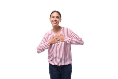 Genç, başarılı, esmer saçlı, at kuyruklu, beyaz arka planda pembe-beyaz gömlekli bir kadın..