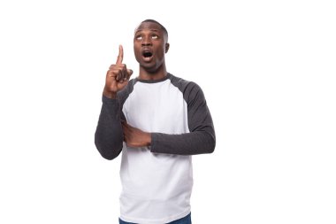 Genç ve zeki karizmatik Amerikalı adamın haberleri var ve parmağıyla işaret ediyor..